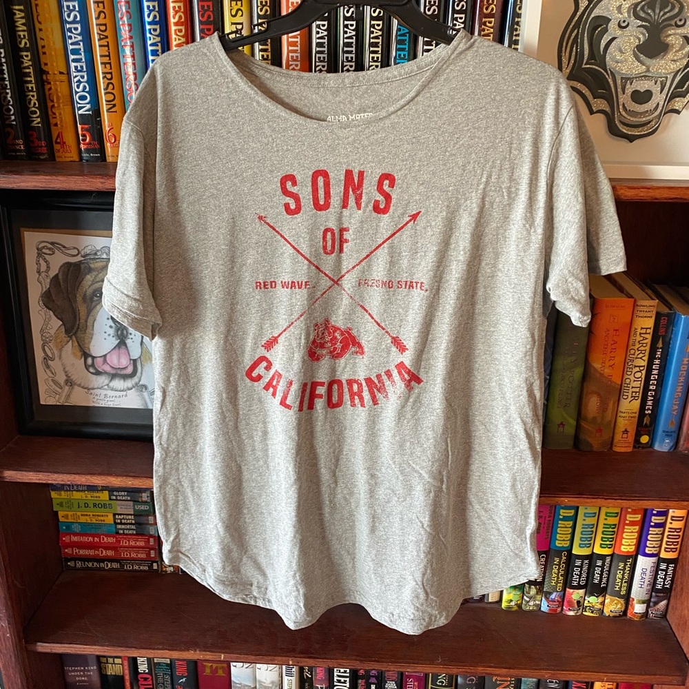 T-Shirt.   Tote EE